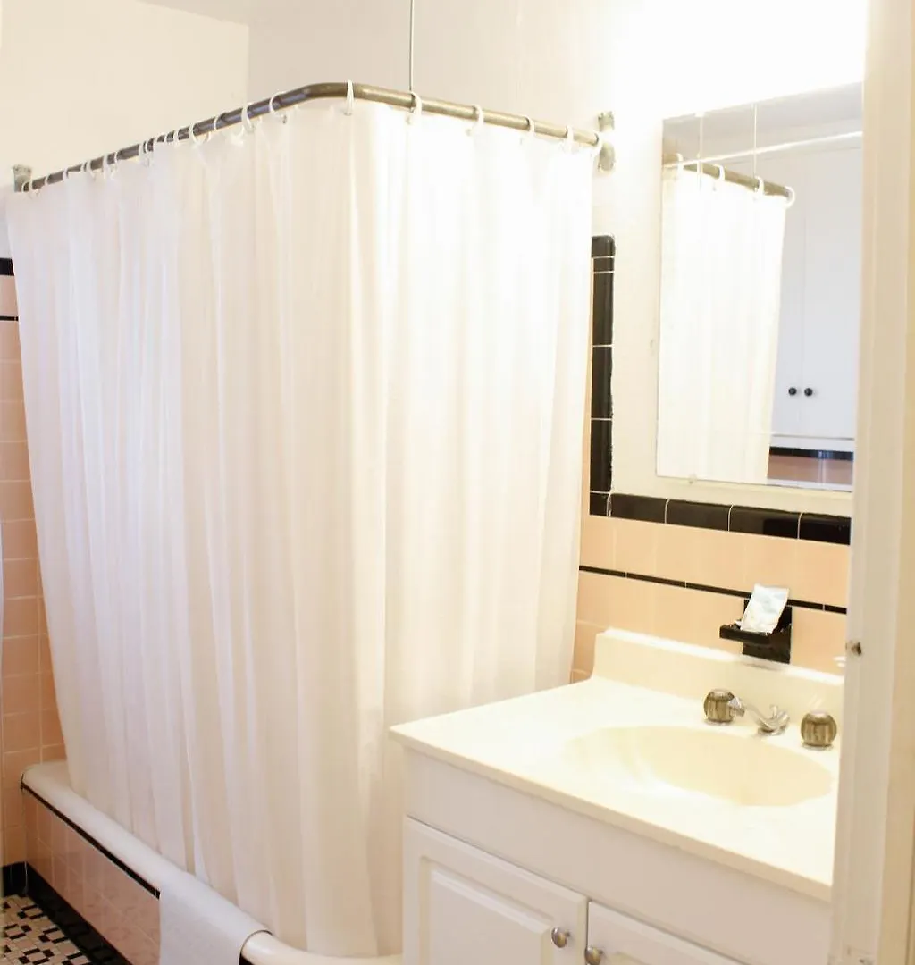 *** Hotel Cutty Sark Efficiencies And Historic Cottage'S Virginia Beach USA