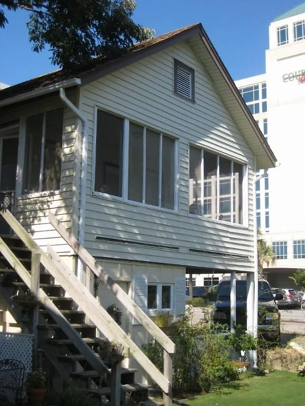 *** Hotel Cutty Sark Efficiencies And Historic Cottage'S Virginia Beach USA
